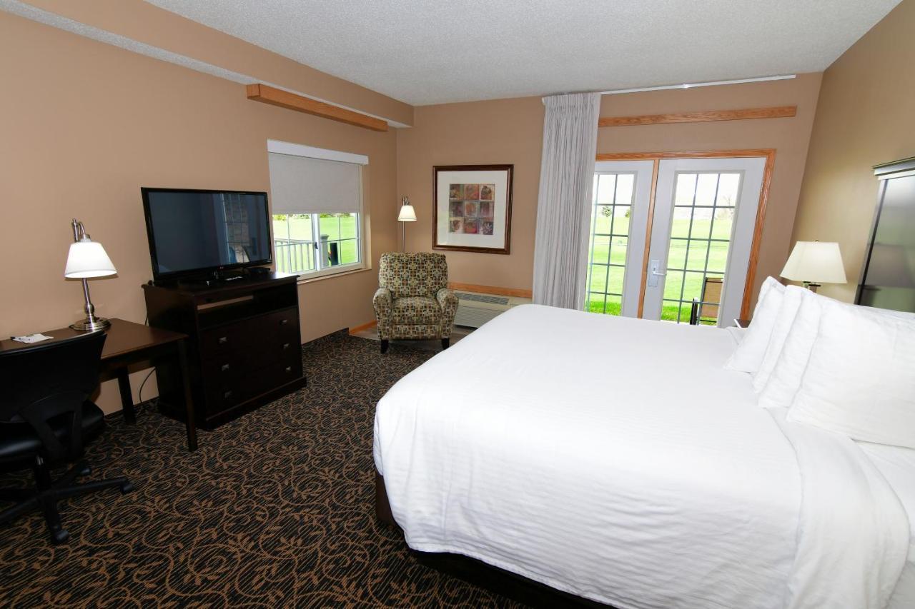 Cobblestone Inn & Suites - Denison | Majestic Hills 외부 사진