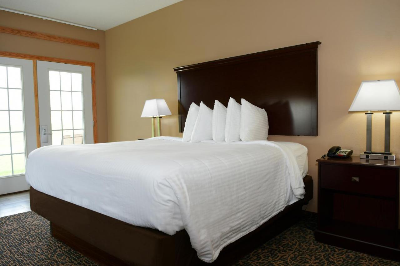 Cobblestone Inn & Suites - Denison | Majestic Hills 외부 사진