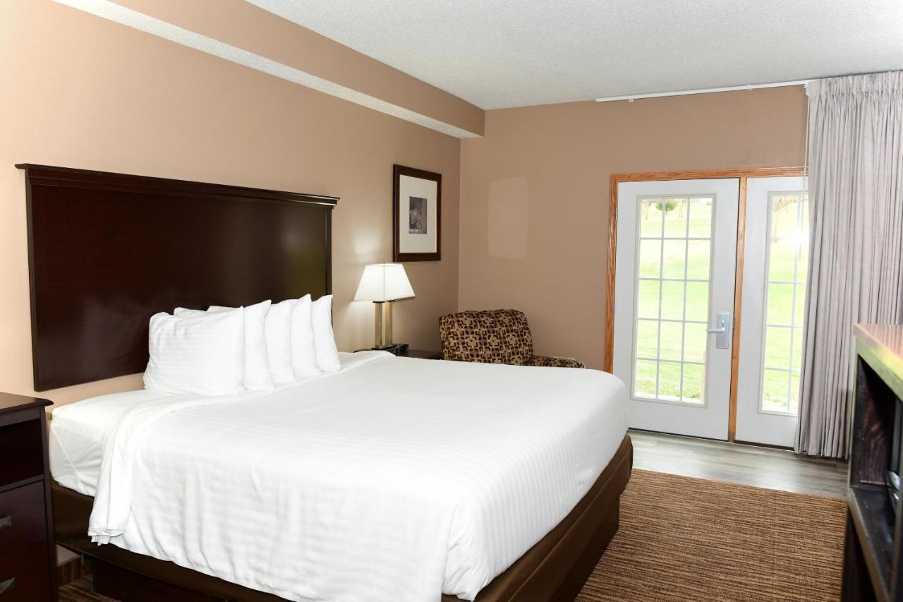Cobblestone Inn & Suites - Denison | Majestic Hills 외부 사진