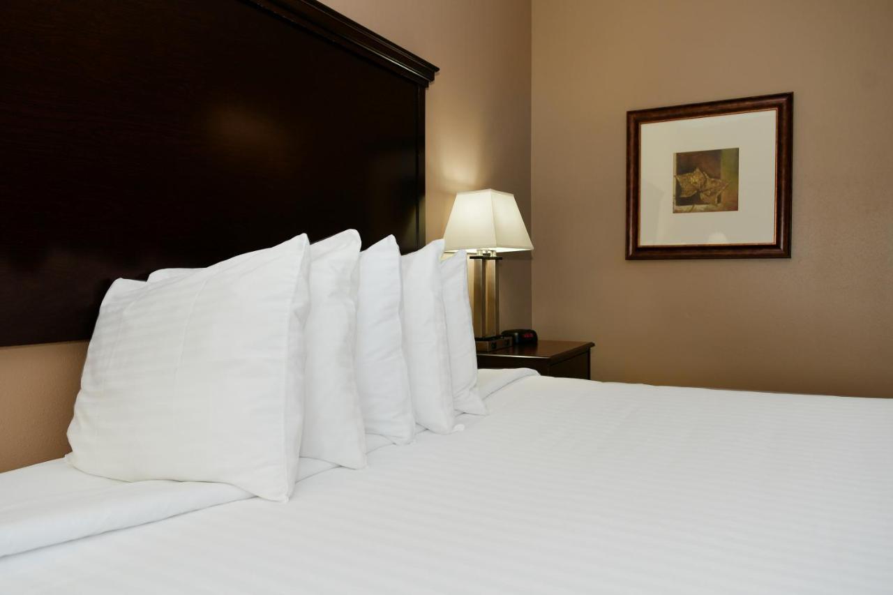 Cobblestone Inn & Suites - Denison | Majestic Hills 외부 사진