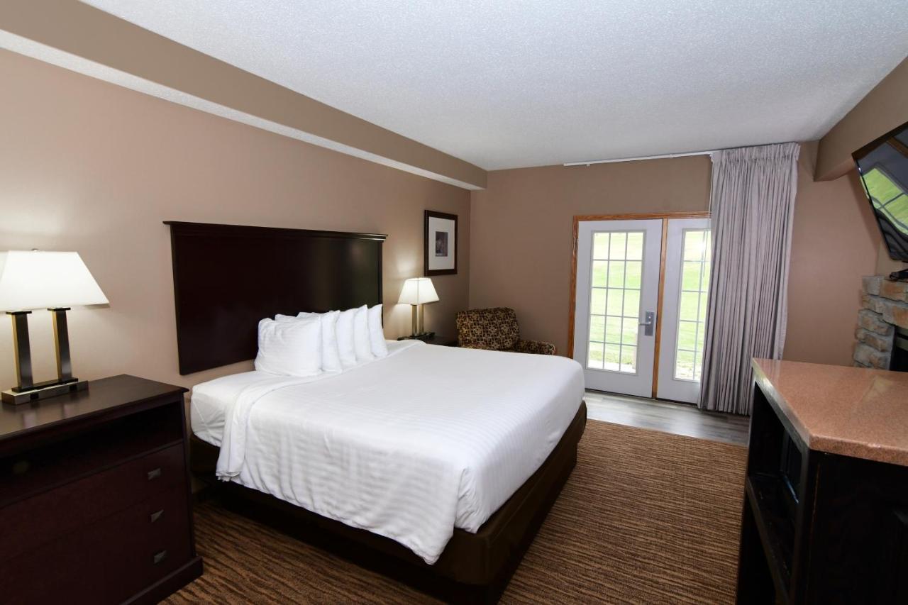 Cobblestone Inn & Suites - Denison | Majestic Hills 외부 사진