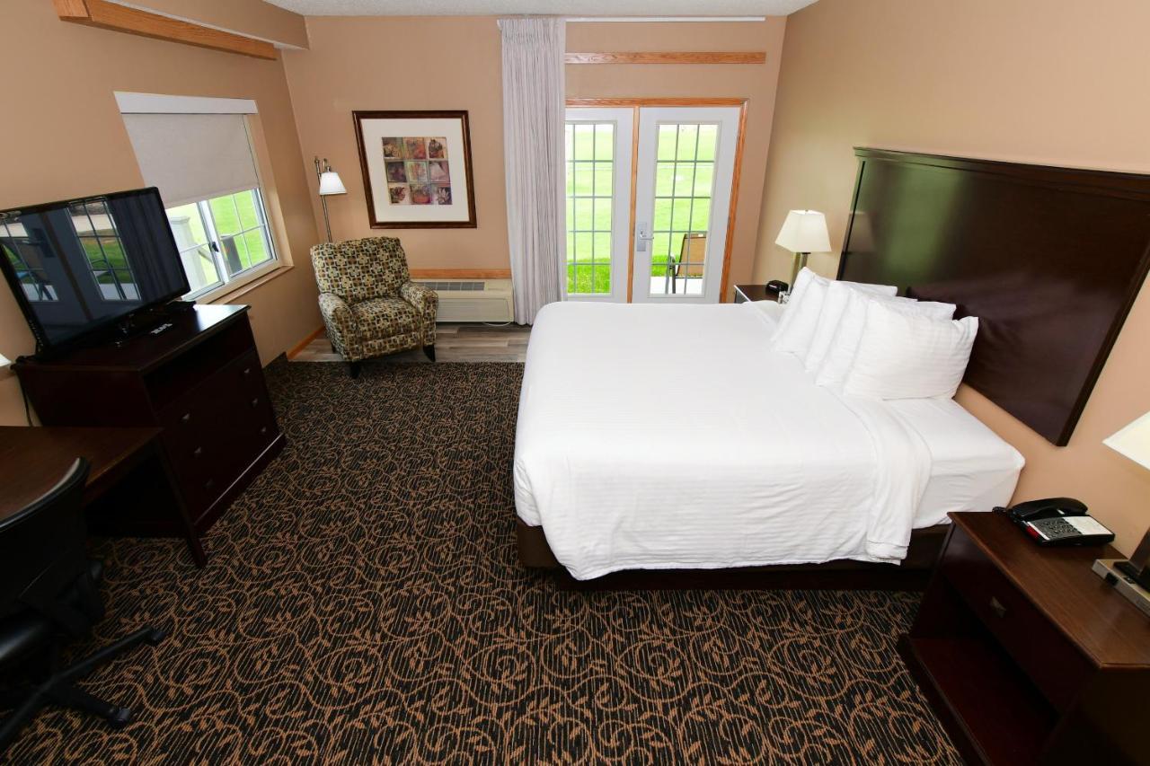 Cobblestone Inn & Suites - Denison | Majestic Hills 외부 사진