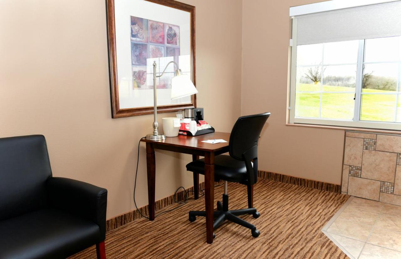 Cobblestone Inn & Suites - Denison | Majestic Hills 외부 사진