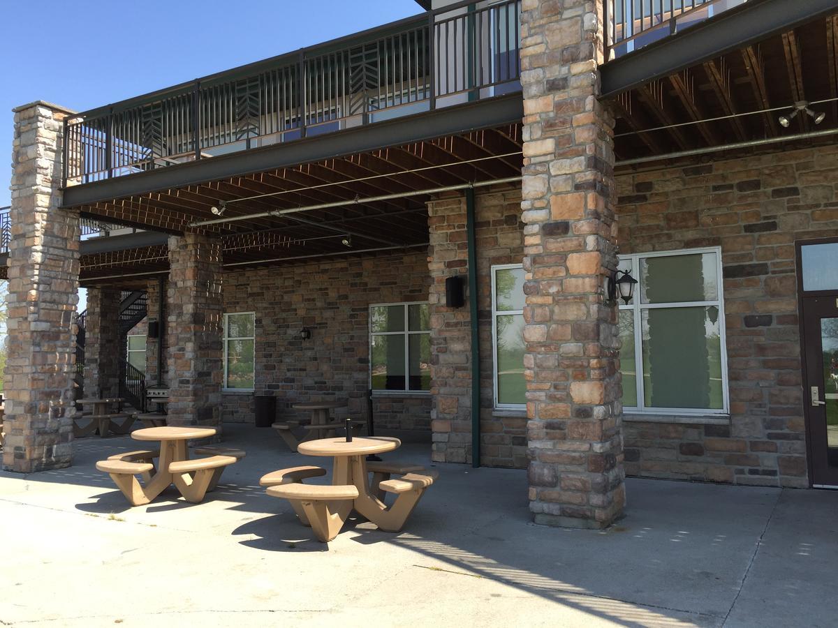 Cobblestone Inn & Suites - Denison | Majestic Hills 외부 사진