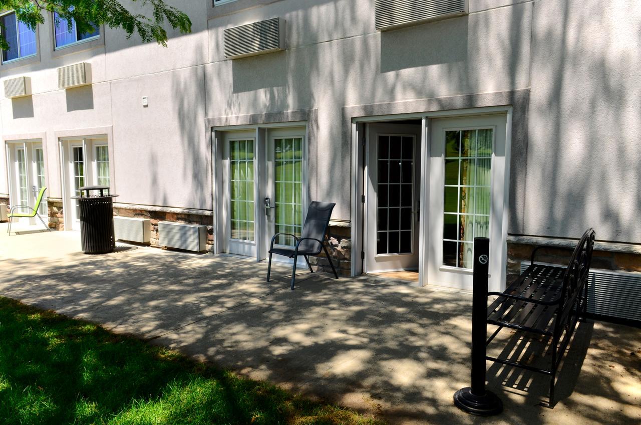 Cobblestone Inn & Suites - Denison | Majestic Hills 외부 사진