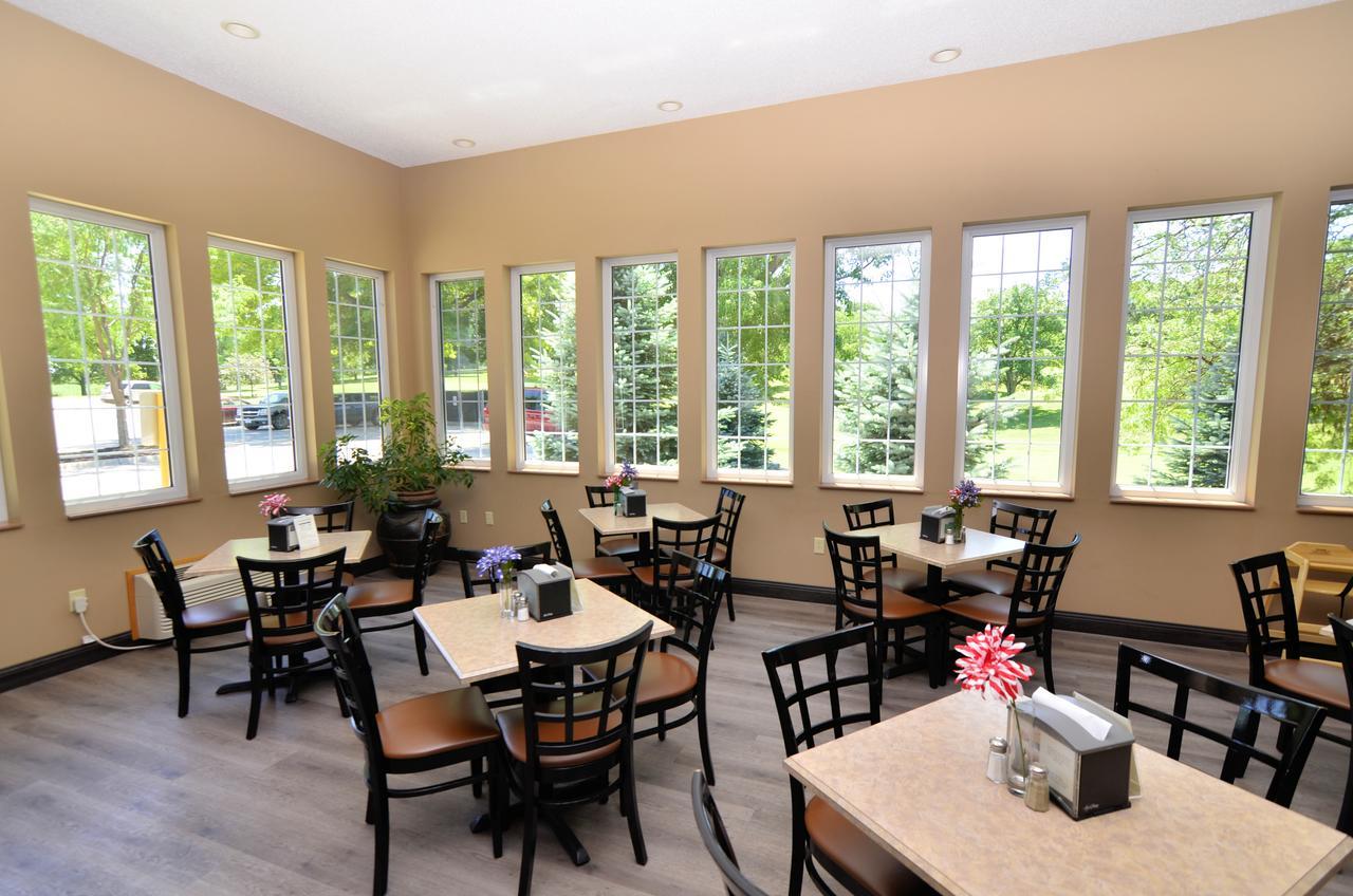 Cobblestone Inn & Suites - Denison | Majestic Hills 외부 사진